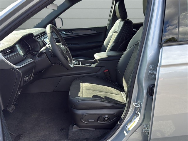 Jeep Grand Cherokee Vehicle Full-screen Gallery Image 10