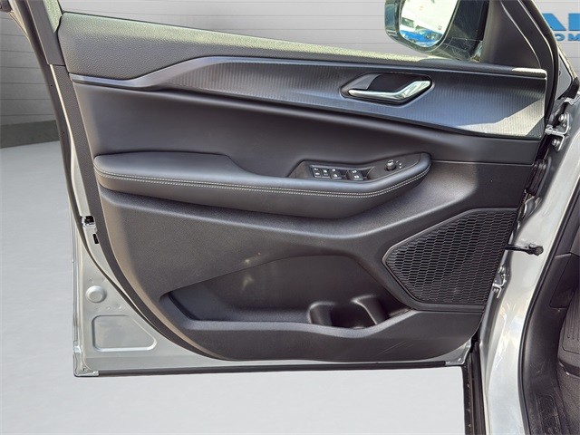 Jeep Grand Cherokee Vehicle Full-screen Gallery Image 11