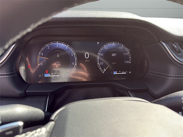 Jeep Grand Cherokee Vehicle Full-screen Gallery Image 13