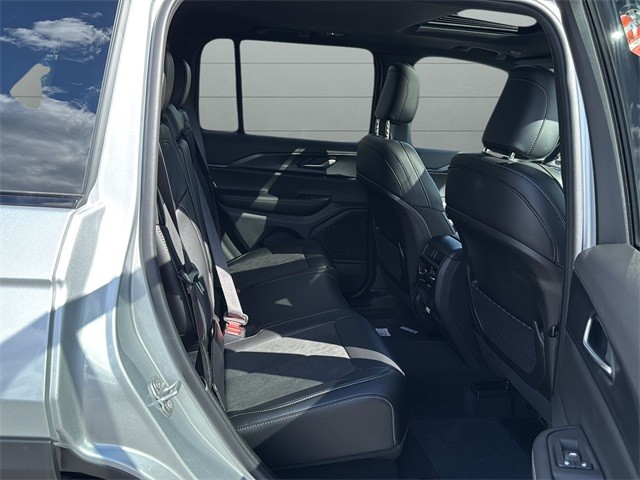 Jeep Grand Cherokee Vehicle Full-screen Gallery Image 14