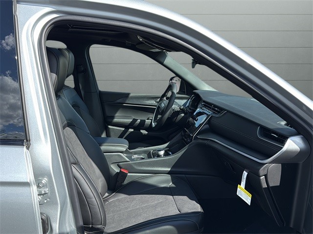 Jeep Grand Cherokee Vehicle Full-screen Gallery Image 15