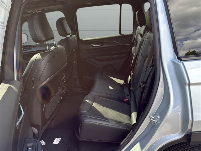 Jeep Grand Cherokee Vehicle Full-screen Gallery Image 17