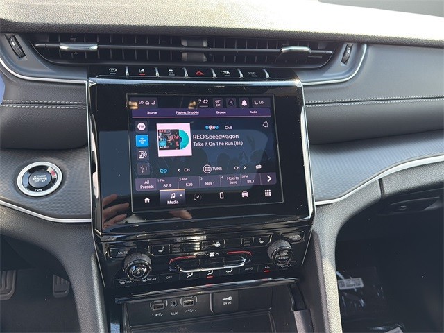 Jeep Grand Cherokee Vehicle Full-screen Gallery Image 22