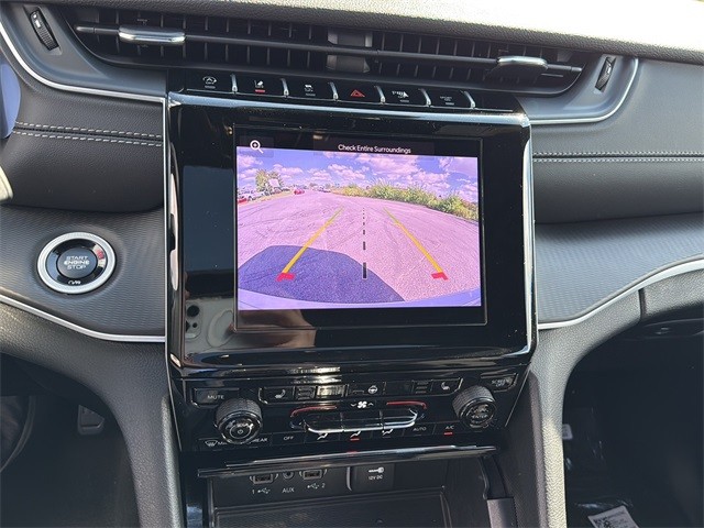 Jeep Grand Cherokee Vehicle Full-screen Gallery Image 23