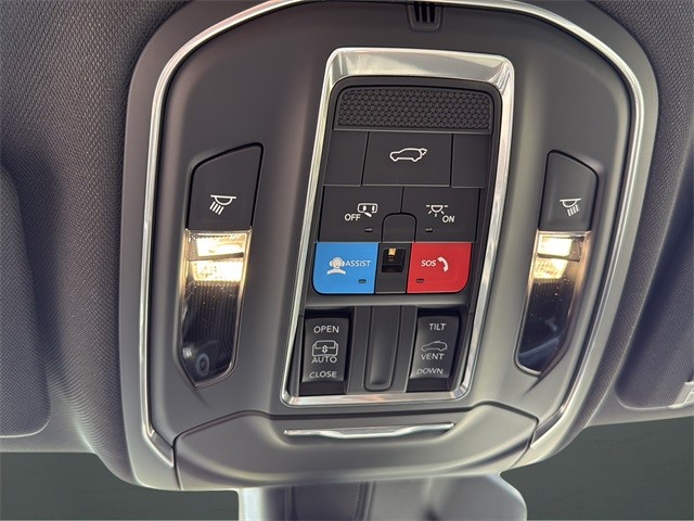 Jeep Grand Cherokee Vehicle Full-screen Gallery Image 24