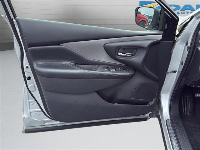 Nissan Murano Vehicle Full-screen Gallery Image 11