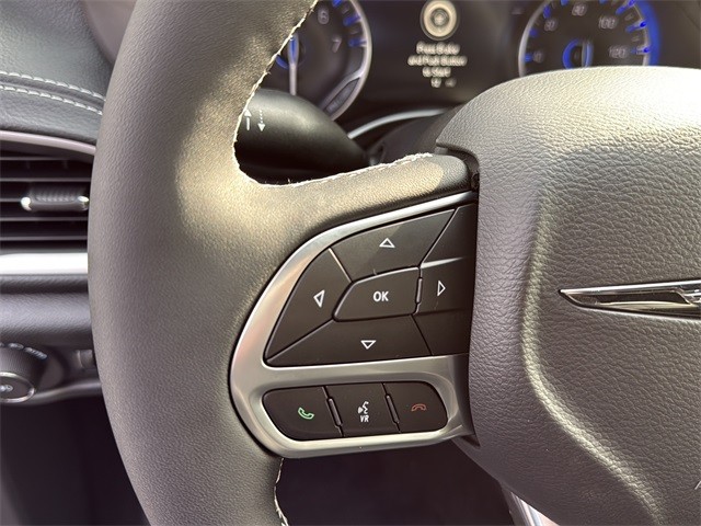 Chrysler Pacifica Vehicle Full-screen Gallery Image 9