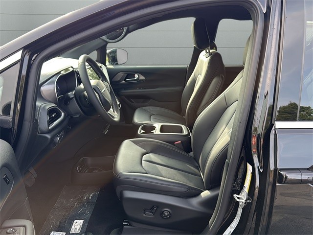 Chrysler Pacifica Vehicle Full-screen Gallery Image 10