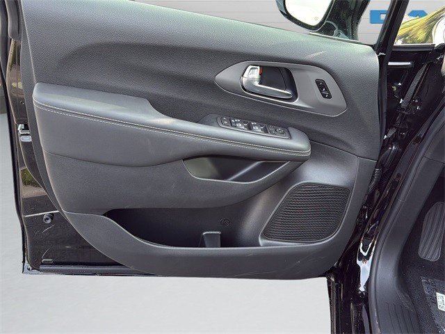 Chrysler Pacifica Vehicle Full-screen Gallery Image 11