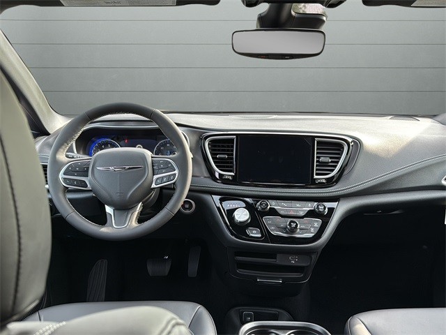 Chrysler Pacifica Vehicle Full-screen Gallery Image 12