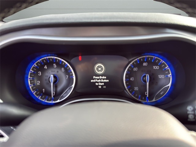 Chrysler Pacifica Vehicle Full-screen Gallery Image 13