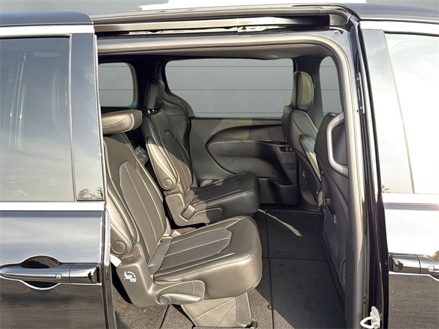 Chrysler Pacifica Vehicle Full-screen Gallery Image 14