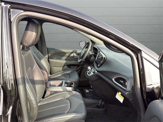 Chrysler Pacifica Vehicle Full-screen Gallery Image 15