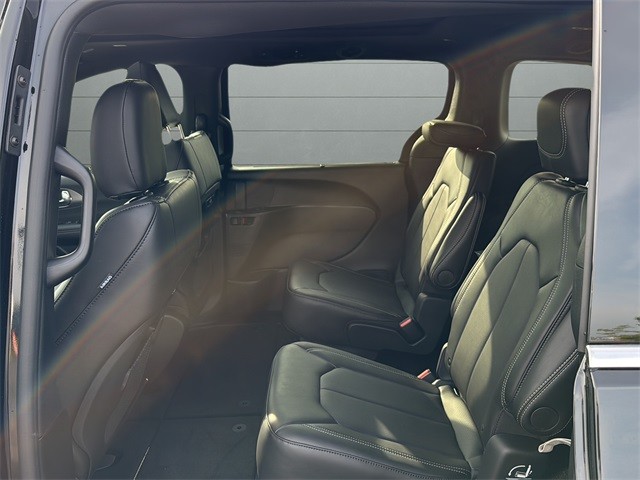 Chrysler Pacifica Vehicle Full-screen Gallery Image 17