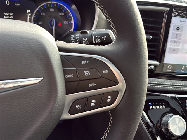 Chrysler Pacifica Vehicle Full-screen Gallery Image 18