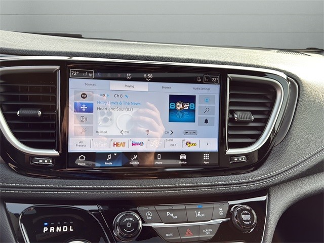 Chrysler Pacifica Vehicle Full-screen Gallery Image 20