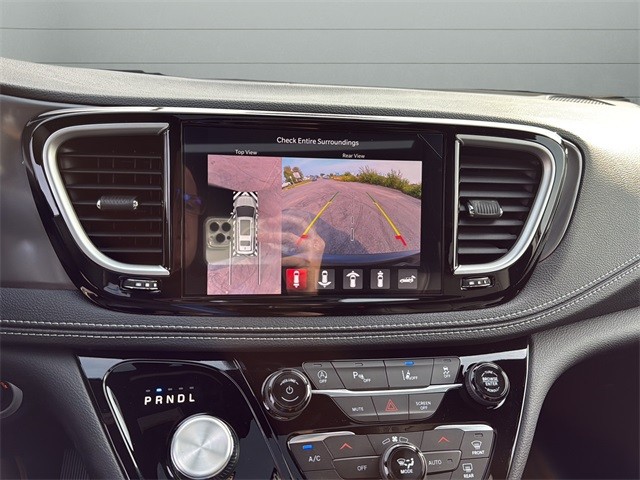 Chrysler Pacifica Vehicle Full-screen Gallery Image 21