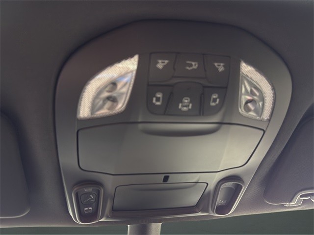 Chrysler Pacifica Vehicle Full-screen Gallery Image 22