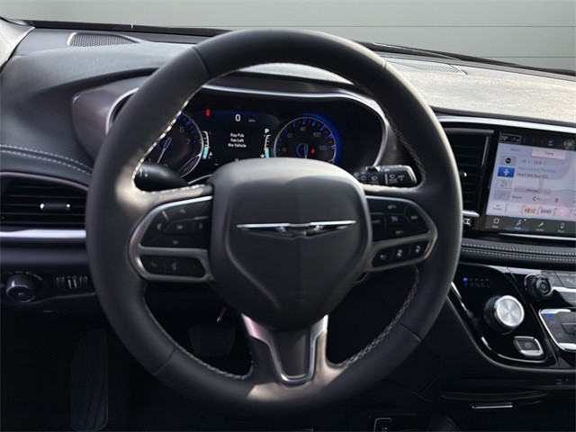 Chrysler Pacifica Vehicle Full-screen Gallery Image 25
