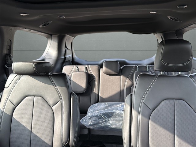 Chrysler Pacifica Vehicle Full-screen Gallery Image 26