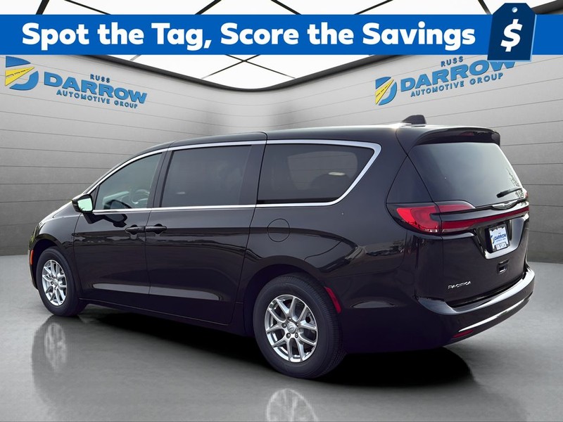 Chrysler Pacifica Vehicle Full-screen Gallery Image 3