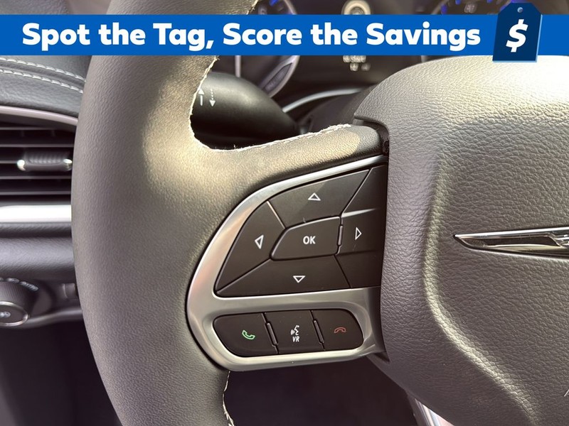 Chrysler Pacifica Vehicle Full-screen Gallery Image 9