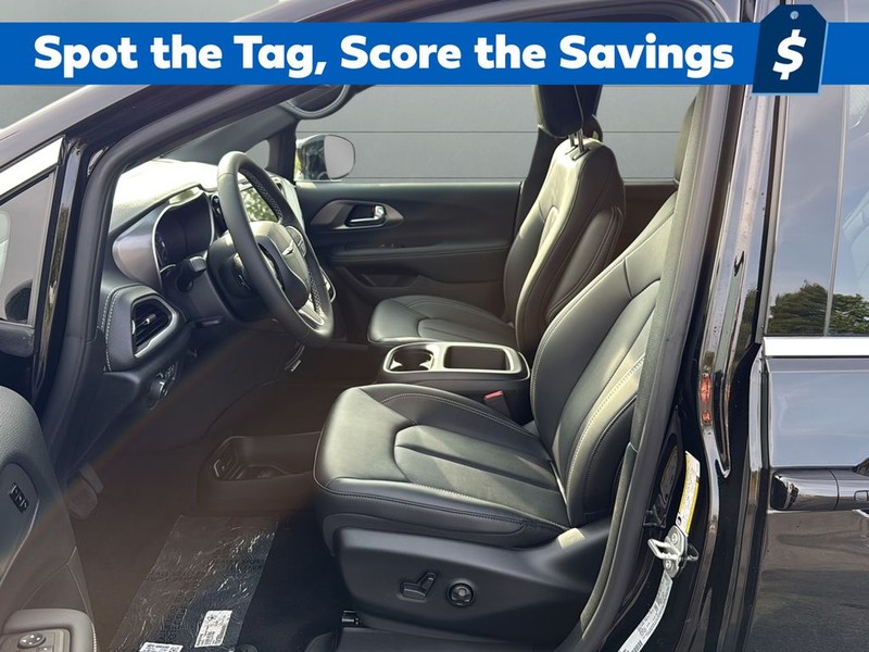 Chrysler Pacifica Vehicle Full-screen Gallery Image 10