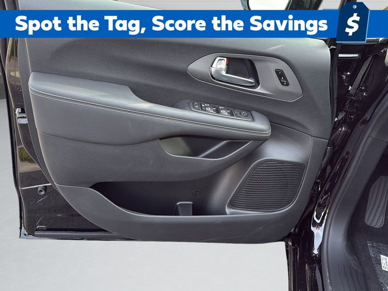 Chrysler Pacifica Vehicle Full-screen Gallery Image 11