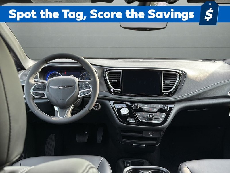 Chrysler Pacifica Vehicle Full-screen Gallery Image 12