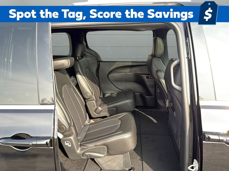 Chrysler Pacifica Vehicle Full-screen Gallery Image 14