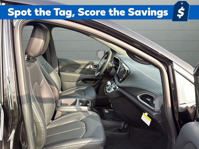 Chrysler Pacifica Vehicle Full-screen Gallery Image 15