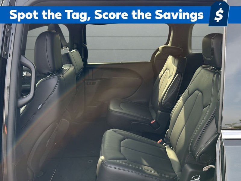 Chrysler Pacifica Vehicle Full-screen Gallery Image 17