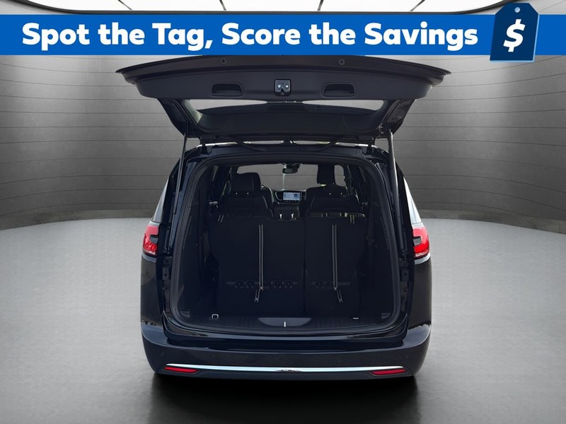 Chrysler Pacifica Vehicle Full-screen Gallery Image 24