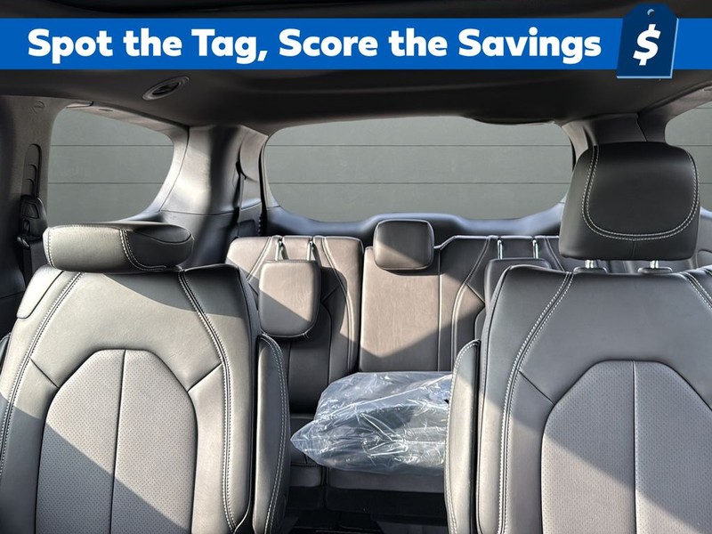 Chrysler Pacifica Vehicle Full-screen Gallery Image 26