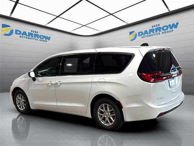 Chrysler Pacifica Vehicle Full-screen Gallery Image 3