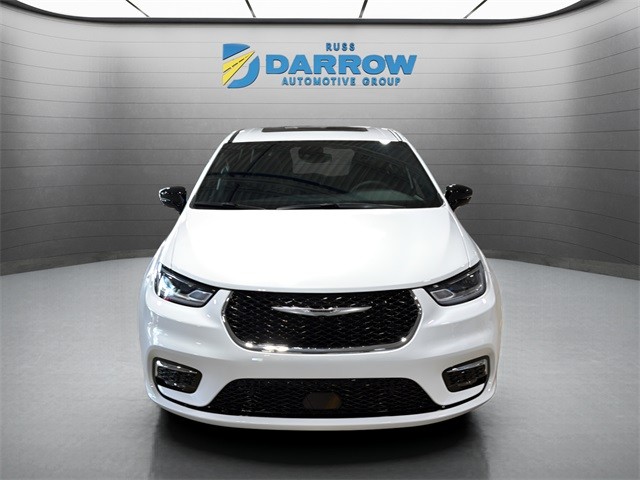 Chrysler Pacifica Vehicle Full-screen Gallery Image 8