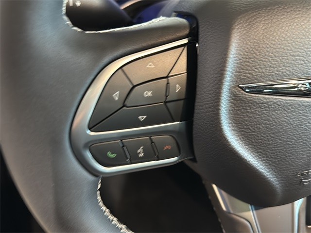 Chrysler Pacifica Vehicle Full-screen Gallery Image 9