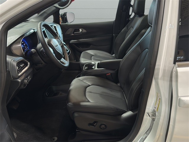 Chrysler Pacifica Vehicle Full-screen Gallery Image 10