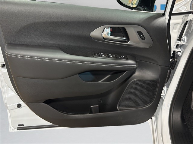 Chrysler Pacifica Vehicle Full-screen Gallery Image 11