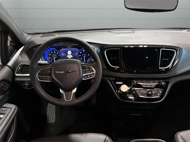 Chrysler Pacifica Vehicle Full-screen Gallery Image 12