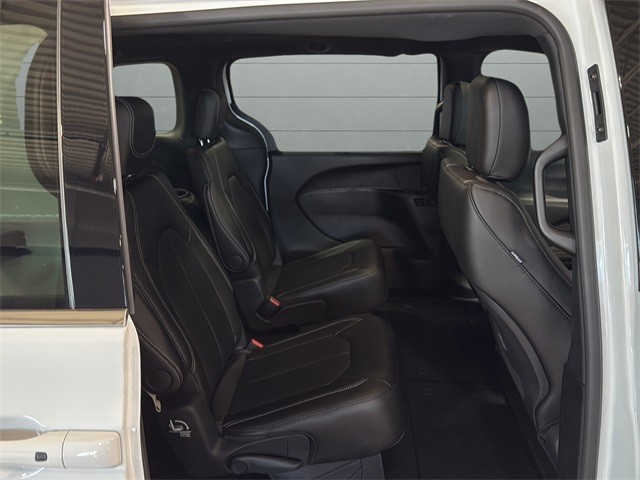 Chrysler Pacifica Vehicle Full-screen Gallery Image 14