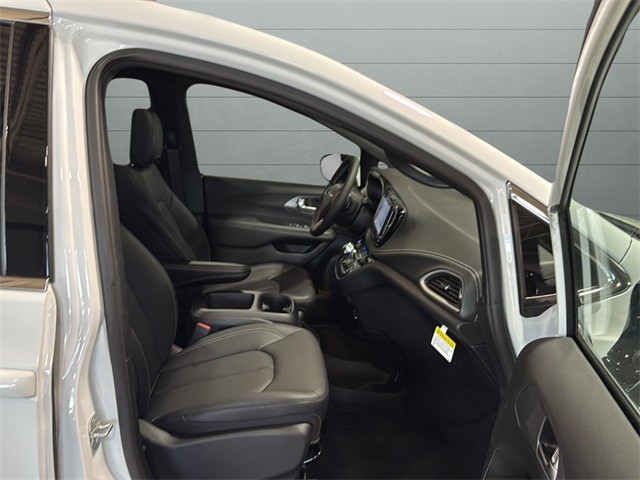 Chrysler Pacifica Vehicle Full-screen Gallery Image 15