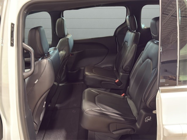 Chrysler Pacifica Vehicle Full-screen Gallery Image 17