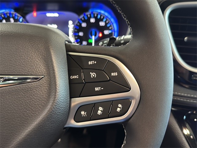 Chrysler Pacifica Vehicle Full-screen Gallery Image 18