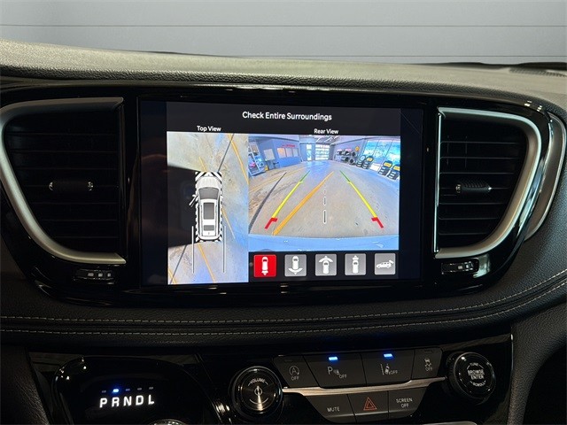 Chrysler Pacifica Vehicle Full-screen Gallery Image 21