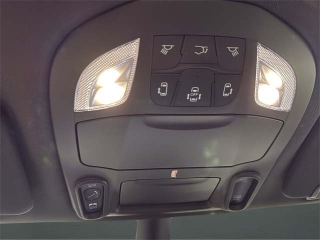 Chrysler Pacifica Vehicle Full-screen Gallery Image 22