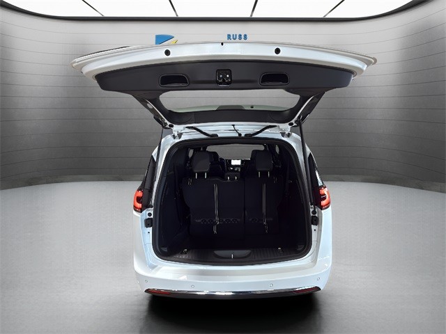 Chrysler Pacifica Vehicle Full-screen Gallery Image 24