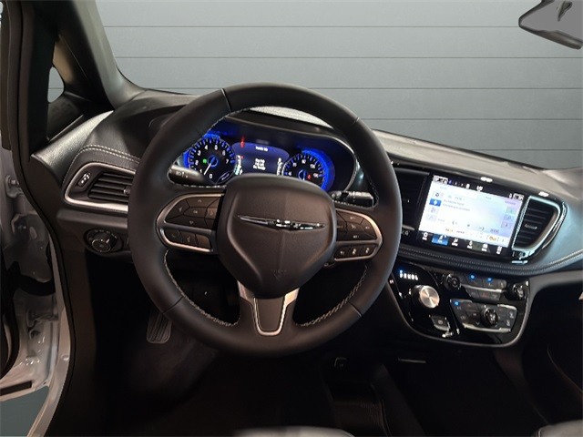 Chrysler Pacifica Vehicle Full-screen Gallery Image 25