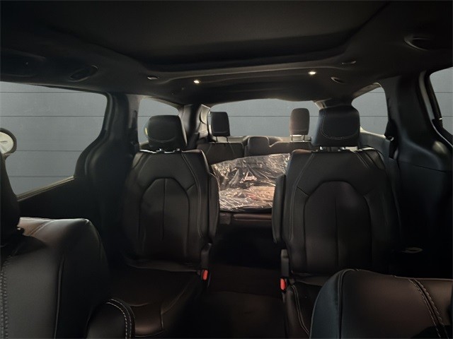 Chrysler Pacifica Vehicle Full-screen Gallery Image 26