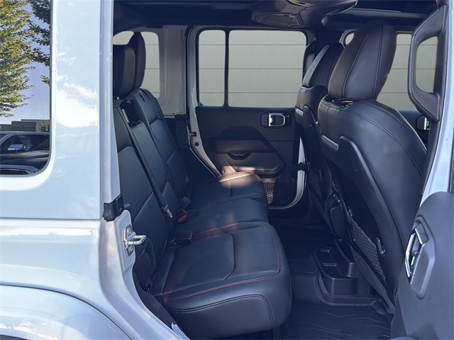 Jeep Wrangler Vehicle Full-screen Gallery Image 14